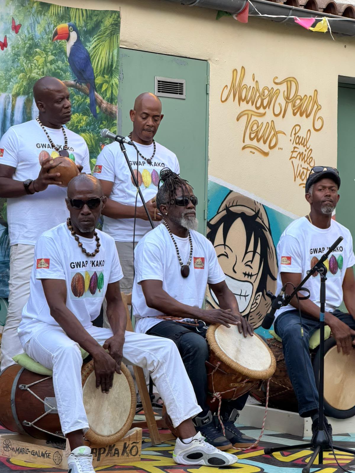 Groupe de musiciens jouant ensemble en plein air